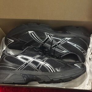 ASICS Men's 7 women’s 8.5
